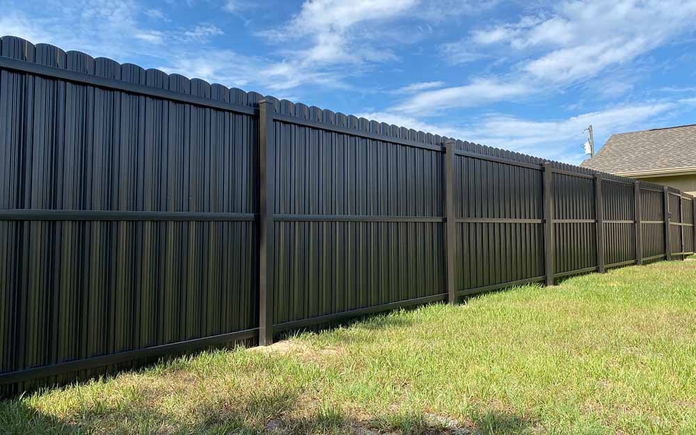 Paneles de privacidad Dura Fence negros instalados en un patio de Florida