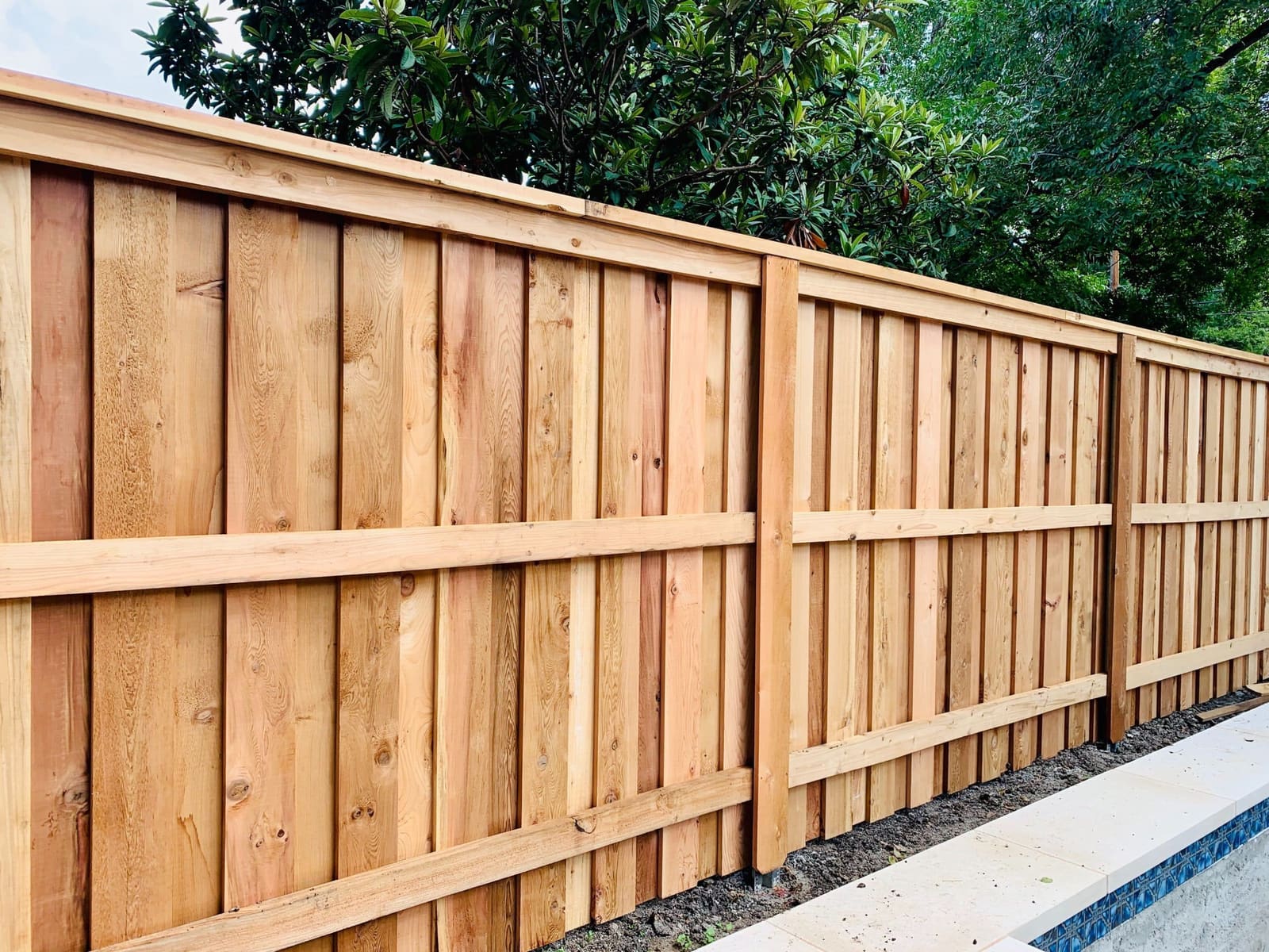 Cerca de privacidad de madera natural en el patio de una casa